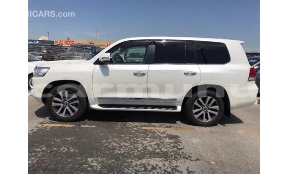 Acheter Import Voiture Toyota Land Cruiser Blanc à Import - Dubai, Région de la Bouenza Acheter Import Voiture Toyota Land Cruiser Blanc à Import - Dubai, Région de la Bouenza