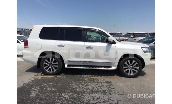 Acheter Import Voiture Toyota Land Cruiser Blanc à Import - Dubai, Région de la Bouenza Acheter Import Voiture Toyota Land Cruiser Blanc à Import - Dubai, Région de la Bouenza