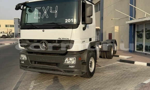 Acheter Occasion Utilitaire Mercedes‒Benz Truck Blanc à Import - Dubai, Région de la Bouenza
