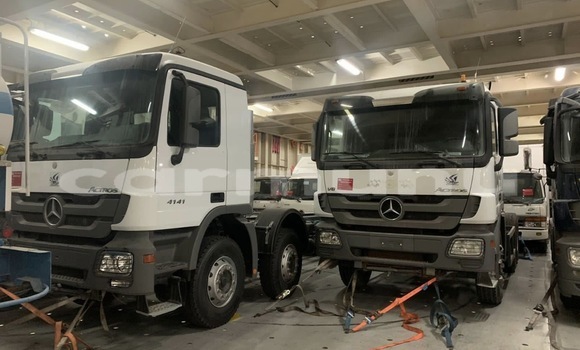 Buy Used Mercedes‒Benz Truck White Truck in Import - Dubai in Region of Bouenza Buy Used Mercedes‒Benz Truck White Truck in Import - Dubai in Region of Bouenza