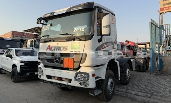 Acheter Occasion Utilitaire Mercedes‒Benz Truck Blanc à Import - Dubai, Région de la Bouenza