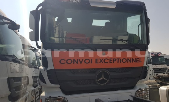 Buy Used Mercedes‒Benz Truck White Truck in Import - Dubai in Region of Bouenza Buy Used Mercedes‒Benz Truck White Truck in Import - Dubai in Region of Bouenza
