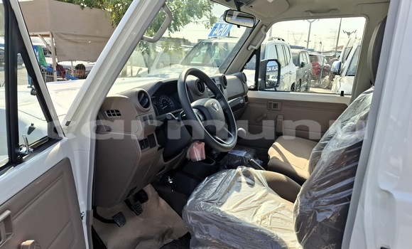 Acheter Neuf Voiture Toyota Land Cruiser Blanc à Brazzaville, Commune de Brazzaville Acheter Neuf Voiture Toyota Land Cruiser Blanc à Brazzaville, Commune de Brazzaville