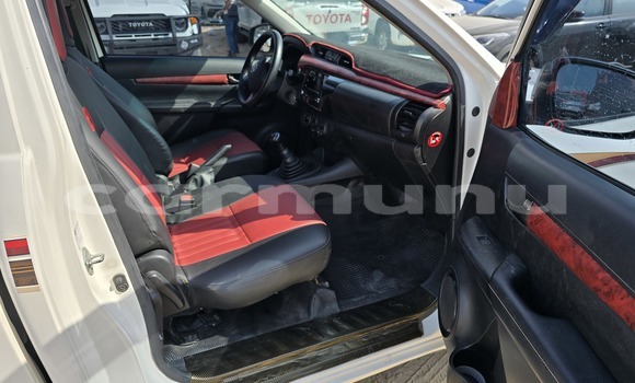 Acheter Occasion Voiture Toyota Hilux Blanc à Import - Dubai, Région de la Bouenza Acheter Occasion Voiture Toyota Hilux Blanc à Import - Dubai, Région de la Bouenza