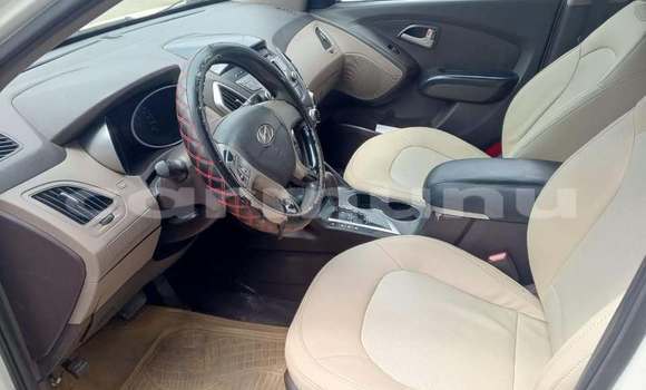 Buy Used Hyundai Tucson White Car in Brazzaville in Municipality of Brazzaville Buy Used Hyundai Tucson White Car in Brazzaville in Municipality of Brazzaville