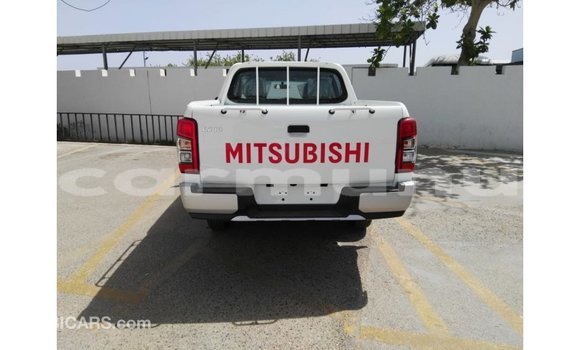 Acheter Import Voiture Mitsubishi L200 Blanc à Import - Dubai, Région de la Bouenza Acheter Import Voiture Mitsubishi L200 Blanc à Import - Dubai, Région de la Bouenza