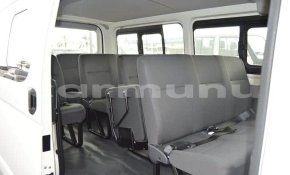 Buy Used Toyota Hiace White Car in Sibiti in Lékoumou Buy Used Toyota Hiace White Car in Sibiti in Lékoumou