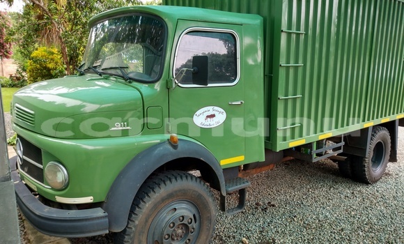 Acheter Occasion Utilitaire Mercedes‒Benz Truck Vert à Brazzaville, Commune de Brazzaville