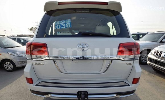 Buy Import Toyota Land Cruiser White Car in Import - Dubai in Region of Bouenza Buy Import Toyota Land Cruiser White Car in Import - Dubai in Region of Bouenza