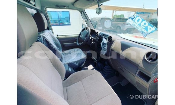 Buy Import Toyota Land Cruiser White Car in Import - Dubai in Region of Bouenza Buy Import Toyota Land Cruiser White Car in Import - Dubai in Region of Bouenza