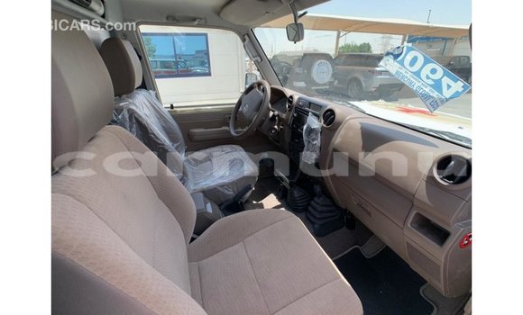 Buy Import Toyota Land Cruiser White Car in Import - Dubai in Region of Bouenza Buy Import Toyota Land Cruiser White Car in Import - Dubai in Region of Bouenza