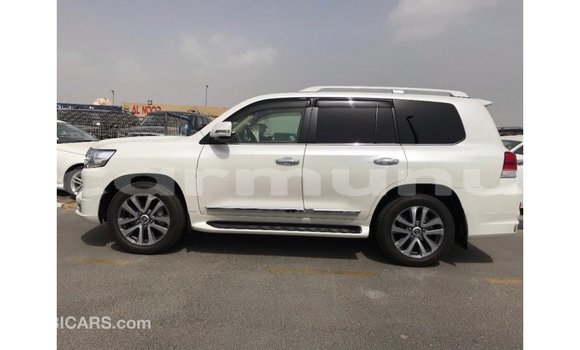 Acheter Import Voiture Toyota Land Cruiser Blanc à Import - Dubai, Région de la Bouenza Acheter Import Voiture Toyota Land Cruiser Blanc à Import - Dubai, Région de la Bouenza