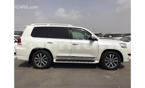 Acheter Import Voiture Toyota Land Cruiser Blanc à Import - Dubai, Région de la Bouenza Acheter Import Voiture Toyota Land Cruiser Blanc à Import - Dubai, Région de la Bouenza