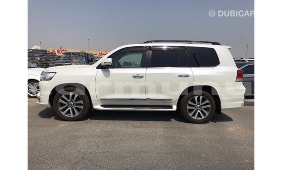 Acheter Import Voiture Toyota Land Cruiser Blanc à Import - Dubai, Région de la Bouenza Acheter Import Voiture Toyota Land Cruiser Blanc à Import - Dubai, Région de la Bouenza