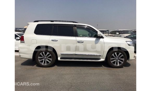 Acheter Import Voiture Toyota Land Cruiser Blanc à Import - Dubai, Région de la Bouenza Acheter Import Voiture Toyota Land Cruiser Blanc à Import - Dubai, Région de la Bouenza
