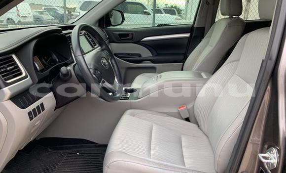 Buy Used Toyota Highlander Beige Car in Brazzaville in Municipality of Brazzaville Buy Used Toyota Highlander Beige Car in Brazzaville in Municipality of Brazzaville